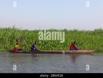 Les femmes de la tribu Mundari avirent dans un bateau sur le Nil, l'Equatoria central, Terekeka, Soudan du Sud Banque D'Images