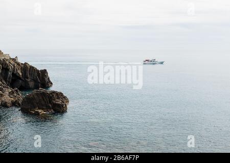 Magnifique paysage marin avec bateau allant à la mer Banque D'Images