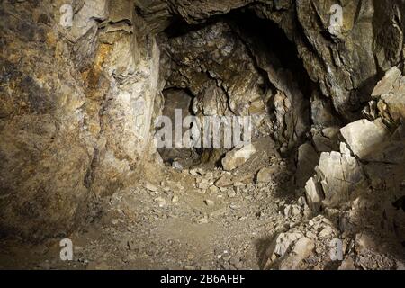ancien tunnel minier abandonné avec murs en pierre déchirés Banque D'Images