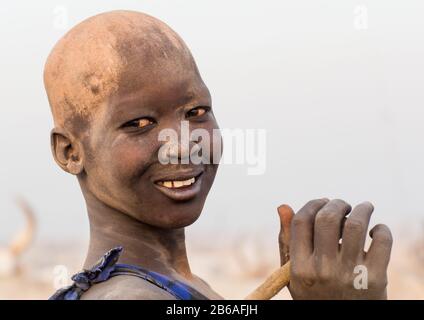 Un jeune garçon souriant de la tribu Mundari couvert de cendres pour repousser les mouches et les moustiques dans un camp de bétail, l'Equatoria central, Terekeka, Soudan du Sud Banque D'Images