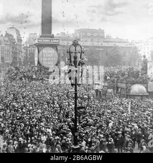 Armistice 11 novembre 1918. Foules À Trafalgar Square, Londres, Banque D'Images