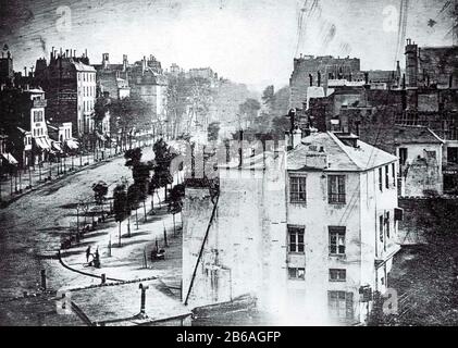 Louis DAGUERRE (1787-1851) artiste et photographe français. Un mousqueton et son client dans le Boulevard du Temple, Paris, sont probablement les premières personnes à être photographiées avec cette image de 1838 prise sur une feuille de cuivre plaqué argent. En raison de la longue exposition, aucun trafic en mouvement n'est enregistré. Banque D'Images