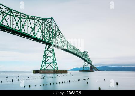 Exposition prolongée du pont Astoria-Megler, de la rivière Columbia et de l'océan Pacifique à Astoria, Oregon, États-Unis. De l'autre côté de la rivière commence l'état de Washington. Banque D'Images