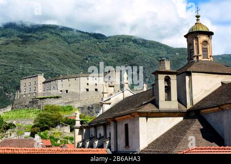 Bellinzona, SUISSE - 4 juillet 2014: La Collégiale et Castelgrande à Bellinzona, Suisse. Deux des monuments les plus célèbres de Bellinzonas an Banque D'Images