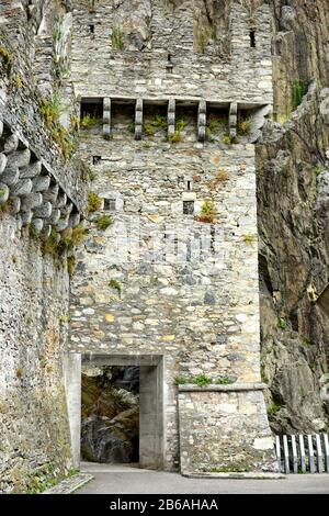 Bellinzona, SUISSE - 4 JUILLET 2014 : l'entrée de Castelgrande, Bellinzona. Le portail avec accès depuis la Piazza del Sole mène à un ascenseur Banque D'Images