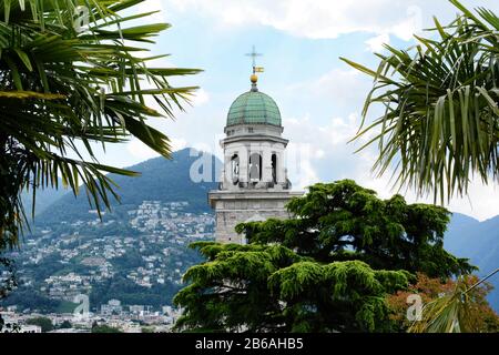 Lugano, SUISSE - 6 JUILLET 2014 : la cathédrale de la Tour Saint-Laurent de la cloche. La tour est de style baroque avec une lanterne octogonale couverte par Banque D'Images