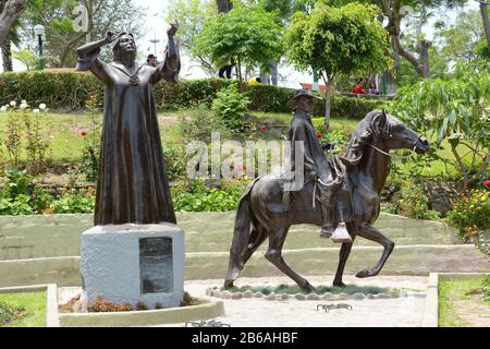 Barranco, PÉROU - 18 OCTOBRE 2015 : Statue de la Chambuca Granda. Le mémorial du chanteur et compositeur natif se trouve dans le quartier Barranco de Lima. Banque D'Images
