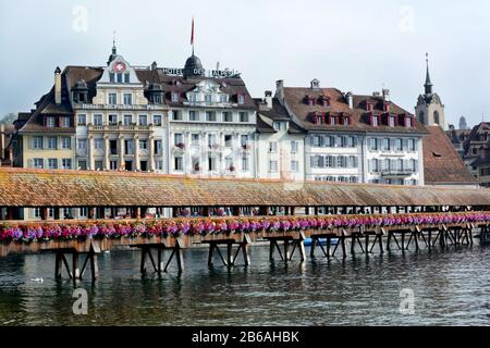 Lucerne, SUISSE - 2 JUILLET 2014 : Pont de la Chapelle et hôtels sur la rivière Reuss, Lucerne. Le pont de la Chapelle s'étend sur la Reuss avec l'Hôtel des Alpes Banque D'Images