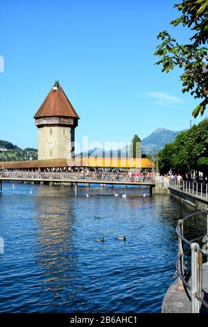 Lucerne, SUISSE - 4 juillet 2014 : Chapel Bridge ou Kapellbrücke est le plus ancien pont couvert en bois d'Europe. Le pont de 170 mètres s'étend sur la Reuss Banque D'Images