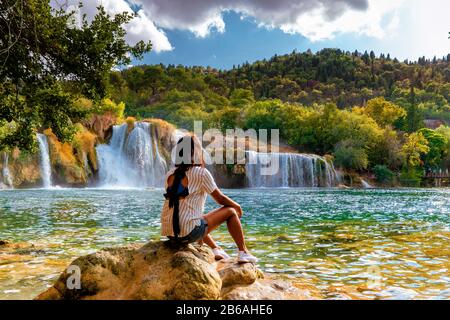 Cascades de Krk, femme regardant la chute d'eau Croatie parc national de Krk Banque D'Images