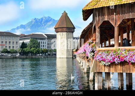 Lucerne, SUISSE - 2 JUILLET 2014 : Pont de la Chapelle et Tour d'eau, Lucerne. Le pont couvert en bois s'étend sur la rivière Reuss avec le Mt. Pilotes Banque D'Images