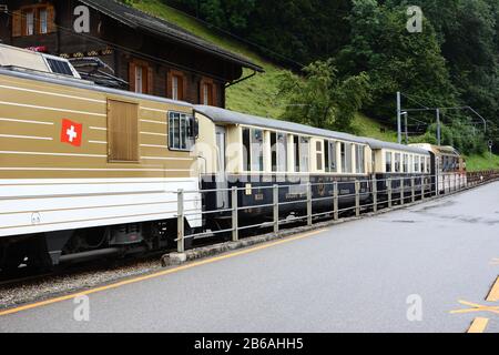 Broc, SUISSE - 8 JUILLET 2014 : le train Chocolate à la gare. Le train touristique de luxe d'époque part de Montreux pour s'arrêter à Gruyères et Broc Banque D'Images