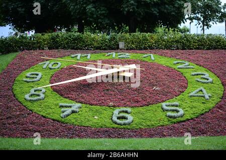 Lausanne-OUCHY, SUISSE - 9 JUILLET 2014: The Floral Clock à Ouchy un quartier de Lausanne. L'horloge florale, dans un parc près du port, est symbolique Banque D'Images