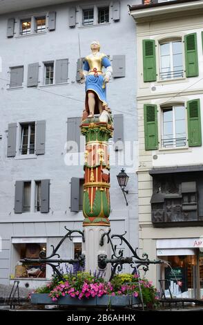 Lausanne, SUISSE - 7 JUILLET 2014 : la Fontaine de Justice (Fontaine de la Justice). La fontaine date de 1557, et la statue originale, faite dedans Banque D'Images