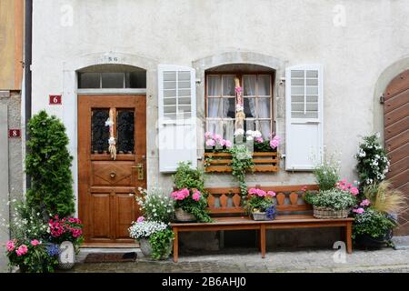 Gruyères, SUISSE - 8 JUILLET 2014 : porte d'entrée sur la maison suisse traditionnelle. La maison pittoresque se trouve dans la rue principale pavée de la vieille ville de Gruyer Banque D'Images