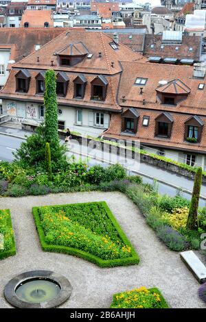 Lausanne, SUISSE - 7 JUILLET 2014 : vue sur les jardins et la ville à la cathédrale notre Dame de Lausanne. L'église appartient à l'évangélique réformé Banque D'Images