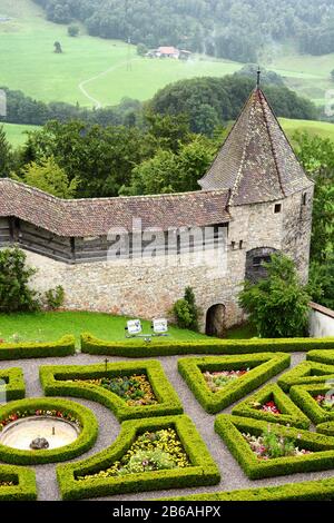 Gruyères, SUISSE - 8 JUILLET 2014 : jardin et remparts au château de Gruyères. Situé dans la ville médiévale de Gruyères et construit entre 1270 et 1282, Banque D'Images