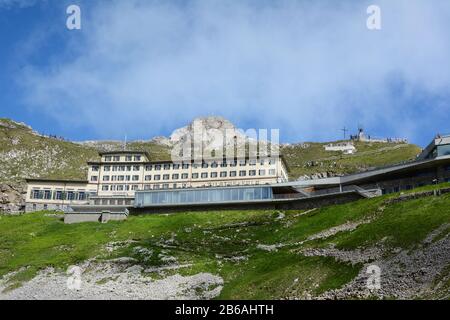 Alpnachstad, SUISSE - 3 juillet 2014 : l'hôtel Pilatus-Kulm, ouvert pour la première fois en 1890, se dresse au sommet du mont Pilatus dans les Alpes suisses. Vue depuis le P Banque D'Images