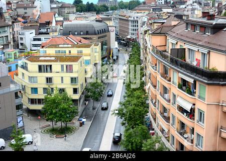 Lausanne, SUISSE - 7 JUILLET 2014 : rue de la ville, Lausanne, Suisse. La vue sur le grand angle montre les toits et la rue d'une ville suisse typique. Banque D'Images