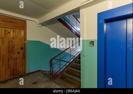 Russie, Moscou- 15 novembre 2019: Appartement intérieur place publique, porche. Portes, murs, couloirs Banque D'Images