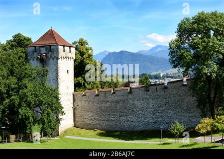 Lucerne, SUISSE - 3 JUILLET 2014 : le mur des Musegg et la tour Schirmer, Lucerne. Avec neuf tours de garde, les murs de la vieille ville ont été construits entre 1350-1 Banque D'Images