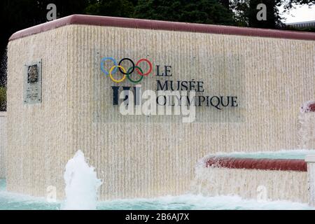 Lausanne, SUISSE - 5 JUILLET 2014 : Fontaine et signe au Musée Olympique. Le Musée compte plus de 10 000 pièces et accueille plus de 250 000 visiteurs Banque D'Images