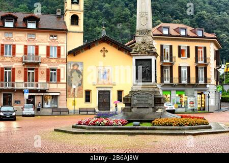 Bellinzona, SUISSE - 4 JUILLET 2014 : Piazza Indipendenza, Bellinzona. Anciennement Piazza San Rocco, prend son nom à partir de l'obélisque dans le centre 19 Banque D'Images