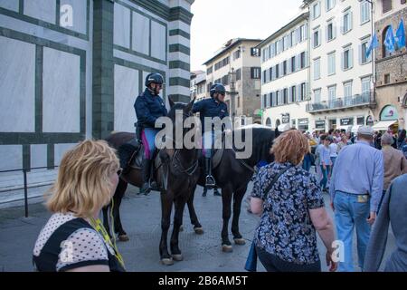 Florence, Italie - 18 avril 2019 des policiers italiens à cheval posent pour les touristes Banque D'Images