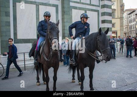 Florence, Italie - 18 avril 2019 des policiers italiens à cheval posent pour les touristes Banque D'Images