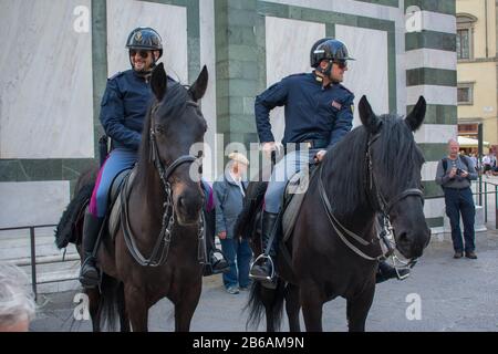 Florence, Italie - 18 avril 2019 des policiers italiens à cheval posent pour les touristes Banque D'Images