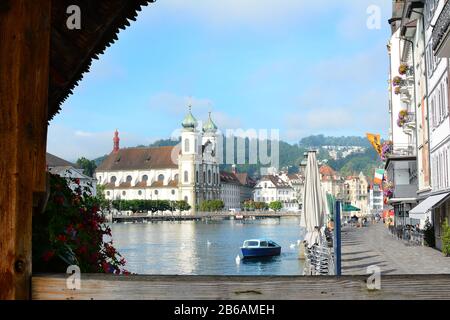 Lucerne, SUISSE - 2 JUILLET 2014 : Église jésuite encadrée par le pont de la Chapelle et la rivière Reuss. Banque D'Images