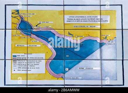 Carte de Rio de la Plata, tuile céramique, accroché au mur, espagnol, portugais, identifications, mots, estuaire, Amérique du Sud, Colonia del Sacramento; Uruguay Banque D'Images