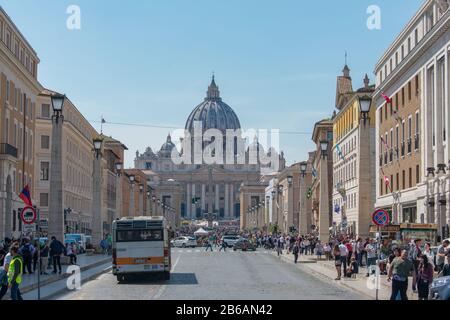 Vatican, Rome, Italie - 21 avril 2019 vue sur la rue du dôme du Vatican de la basilique papale de Saint-Pierre dans la ville du Vatican Banque D'Images