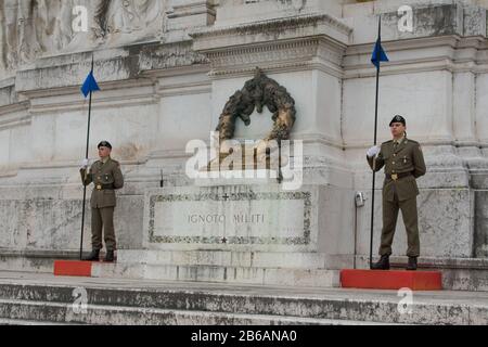 Rome, Italie - 21 avril 2019 Deux soldats italiens garent la tombe du soldat inconnu (Tomba del Milite Ignoto) sur L'Autel de la patrie (Autel Banque D'Images