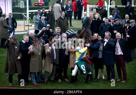 Jockey Jamie Codd (centre droit) célèbre la victoire de la coupe du Défi National de chasse Chase Amateur Riders's Novices Chase avec l'entraîneur Gordon Elliott (deuxième gauche) et des connexions gagnantes le premier jour du Cheltenham Festival à Cheltenham Racecourse, Cheltenham. Banque D'Images