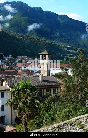 Bellinzona, SUISSE - 4 JUILLET 2014 : Tour de l'horloge à Bellinzona, Suisse vue du site de l'UNESCO Castlegrande. Banque D'Images