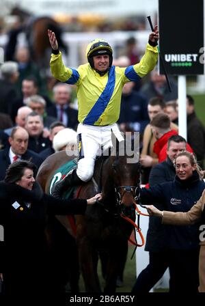 Jockey Jamie Codd célèbre la victoire de la coupe nationale de Défi de chasse Amateur Riders's Novices Chase on Ravenhill le premier jour du Cheltenham Festival à Cheltenham Racecourse, Cheltenham. Banque D'Images