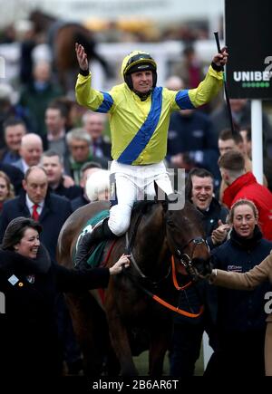 Jockey Jamie Codd célèbre la victoire de la coupe nationale de Défi de chasse Amateur Riders's Novices Chase on Ravenhill le premier jour du Cheltenham Festival à Cheltenham Racecourse, Cheltenham. Banque D'Images