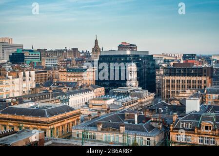 Vue sur le toit de l'architecture mixte des bâtiments anciens et nouveaux de la ville de Glasgow, lumière de fin d'après-midi, Écosse Banque D'Images