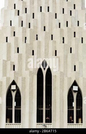 Fenêtres panoramiques de l'église Hallgrimskirkja, Reykjavik, islande Banque D'Images