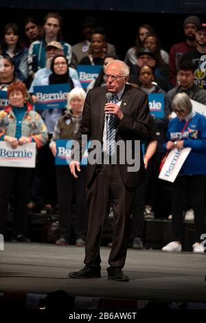 Saint Louis, Mo, États-Unis - 9 mars 2020 : le sénateur Bernie Sanders s'adresse aux partisans du rallye Bernie 2020 dans le centre-ville de Saint Louis. Banque D'Images