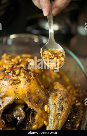 Poulet farci de riz et de pignons Banque D'Images