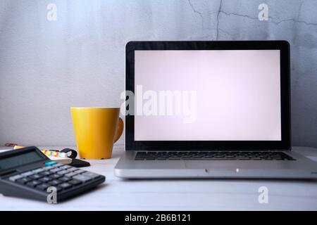 ordinateur portable avec écran blanc sur la table de bureau Banque D'Images