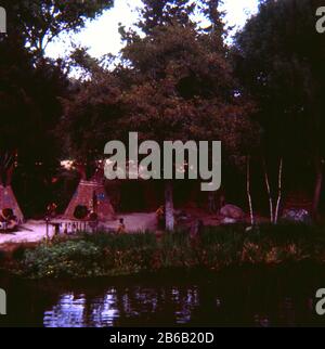 Photo vintage de septembre 1972, Indian Village du bateau à vapeur Mark Twain au parc à thème Disneyland à Anaheim, Californie. SOURCE : TRANSPARENCE 35 MM D'ORIGINE Banque D'Images