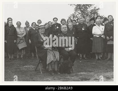 Anton Mussert et son épouse NSB (titre de la série) Mussert et son épouse lors d'un discours à Lunteren Hage le 22 juin 1940. Derrière eux se sont comportés des femmes. Mussert épousa en 1917 sa tante, la soeur de sa mère de 18 ans, Mary Witlam. Fabricant : Photographe: Service photo NSBPlaats fabrication: Arnhem Date: 22 juin 1940 matériel: Technique du papier: Photographie Dimensions: H 13 cm. B × 18 cm. Objet: Célébration militaire deuxième monde Quand: 1933 - 1944 Banque D'Images