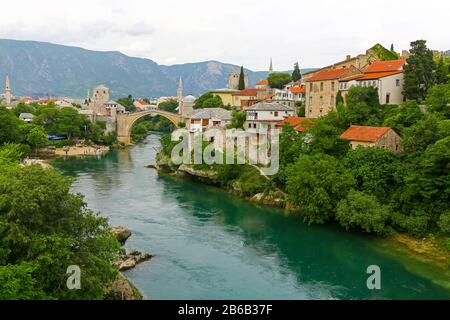 Stari Most ou Old Bridge, également connu sous le nom de Mostar Bridge, est un pont ottoman reconstruit du XVIe siècle dans la ville de Mostar en Bosnie-Herzégovine Banque D'Images