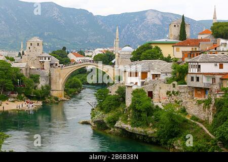 Stari Most ou Old Bridge, également connu sous le nom de Mostar Bridge, est un pont ottoman reconstruit du XVIe siècle dans la ville de Mostar en Bosnie-Herzégovine Banque D'Images