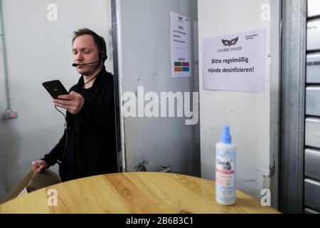 Cologne, Allemagne. 10 mars 2020. Une bouteille de désinfectant et un panneau indiquant « Veuillez désinfecter les mains régulièrement » à l'entrée du studio Du Prosieben montrent « Le chanteur Masqué ». Crédit: Rolf Vennenbernd/Dpa/Alay Live News Banque D'Images