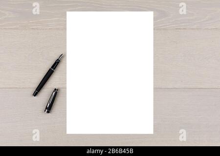 4 Livre blanc sur le bois clair avec fontaine d'encre stylo copie espace Banque D'Images