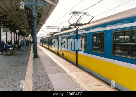 Nouveau train jaune bleu régional arrivant à la gare de gdansk glowny en Pologne, Gdansk le 9 février 2020. Chemin de fer régional SKM en pologne. Vue sur Banque D'Images